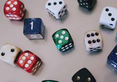 ギャンブルの起源、定説を6000年遡る。1万2000年前のサイコロ発見のイメージ画像