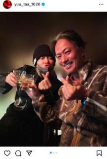 NCT 127・中本悠太、大御所俳優との”ほろ酔い指ハートポーズ”に世界中から歓喜の声