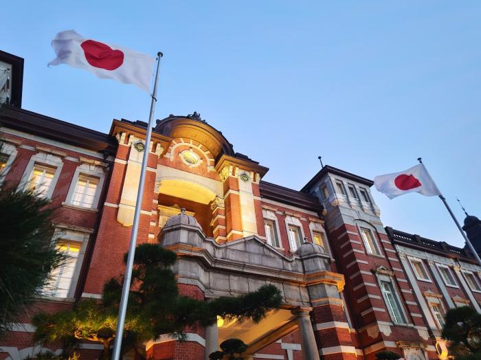 日の丸はためく東京駅のイメージ画像