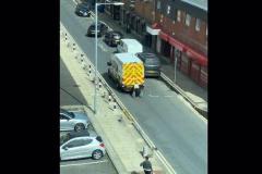 イギリスで車椅子の男性が警察車両に掴まり移動、動画が話題に