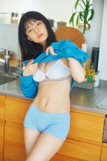 「トリリオンゲーム」“女子高生秘書”役で話題・あかせあかり、美谷間のぞく美ボディに釘付け