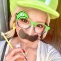 加藤紗里、USJでルイージ姿を披露する..