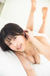 ちとせよしの、ステキな笑顔とＨカップの谷間が眩しい白のビキニ姿で25歳誕生日を報告