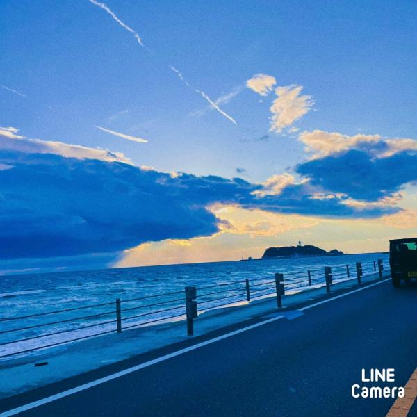海と夕焼けの江ノ島のイメージ画像