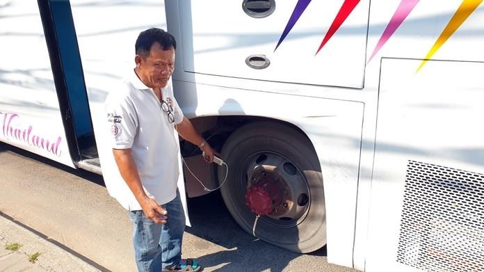 パタヤで中国人観光バスが脱輪事故