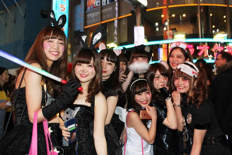 【動画】渋谷のハロウィンは今年もカオスだった　電車ごっこしたり胸を揉んだり走り屋が来たり