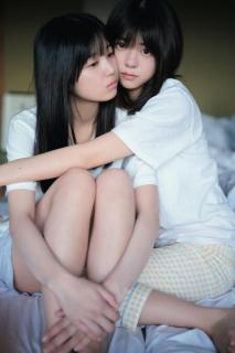 乃木坂46冨里奈央＆五百城茉央、素顔全開の“寝起き不意打ち” 5期生写真集カット先行解禁