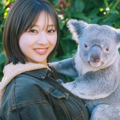 日向坂46富田鈴花、待望のコアラとの2ショット…1st写真集より新先行カット到着のイメージ画像
