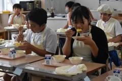 「甘くておいしい！」台湾・台南から届いたパイナップルに熊本・宇土の子どもたちが笑顔