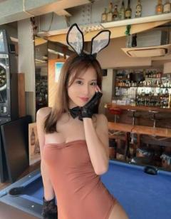 益田アンナ、ヌードカラーのワンピース水着×うさ耳の妖艶ショットにファン歓喜のイメージ画像