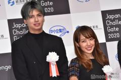 川崎希、第3子出産発表 夫・アレクサンダーとの3ショットで報告「お産が思っていたより早く進んでいて」のイメージ画像