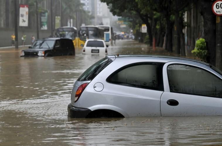 台風などで自動車が大破した場合はどんな保険なら適応？