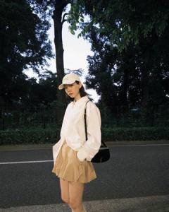 のん、ミニ丈の私服コーデに「激カワ」「足綺麗」の声のイメージ画像