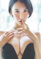 奈月セナ、美谷間くっきり 圧巻美ボデ..