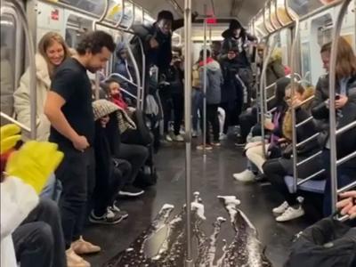 ニューヨークの地下鉄で10代の少年が新型コロナウイルスをばらまくイタズラ 世界各地で同様のイタズラ相次ぐ