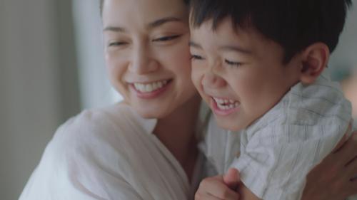 平愛梨、長男・バンビーノ君と共演！子どもの成長に涙…