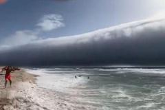 ポルトガルの海岸に、珍しいロール状の雲が出現【動画】のイメージ画像