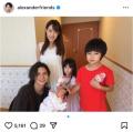 “美男美女”アレク＆川崎希ファミリーに待望の第3子誕生！「5人になりました」幸せ溢れる家族ショット公開