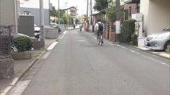 「お金ちょうだい」帰宅途中の60代男性が若い男らに顔面を膝蹴りされ暴行…現金3万円が入ったバッグ奪われる 東京・西東京市