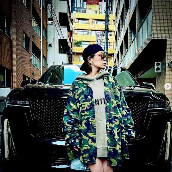 浜崎あゆみ、生足チラリの私服ショットが大不評「ダサすぎる」