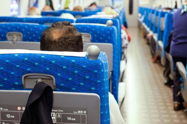 「黙って乗れなんてルールがどこにあるんだ」新幹線で大騒ぎする“社員旅行の集団”…車掌が注意した結果