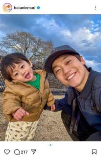 おばたのお兄さん、可愛すぎる息子の顔出しデビュー！親子一緒に首をかしげ『まーきのっ』披露“まーきのっしてる笑”“2人ともに似ててびっくり”