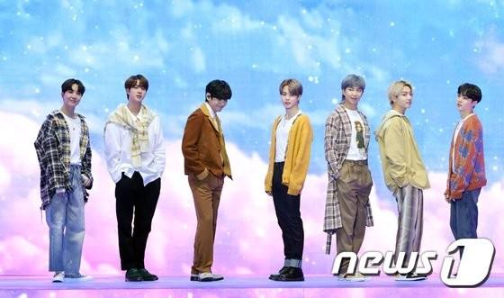 ドイツラジオ番組司会者、生放送中BTSをコロナウイルスに例え発言、BTSファンの批判受け謝罪