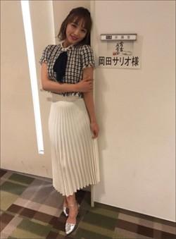 I字開脚始球式の岡田サリオ ノーパンノーブラで下乳丸見え!