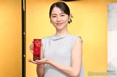 長澤まさみ「正三角関係」稽古期間を回顧「演劇学校に通っているんじゃないかと」スリットドレス姿で登場【第50回菊田一夫演劇賞】