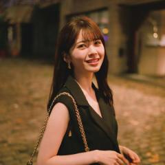 乃木坂46筒井あやめ、ドレッシーな黒のミニ丈ワンピース姿でレストランへ
