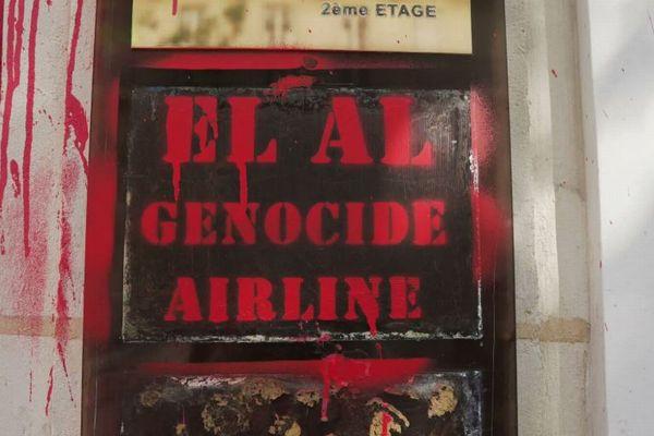 イスラエルの航空会社の事務所、ドアなどが赤く塗られる