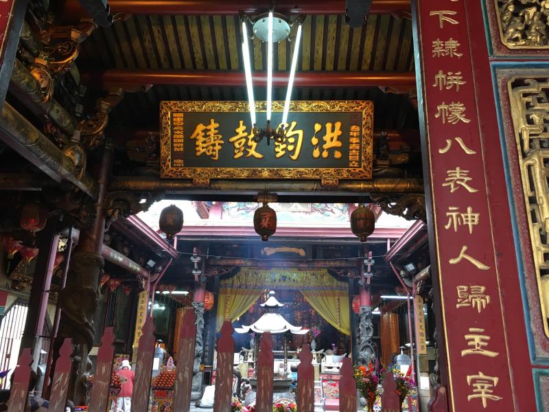 線香煙る寺院のイメージ画像