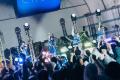 【ライブレポ】CYNHN、雨の代々木で「青」を響かせた初野外ワンマン──「CYNHN 代々木公園野外ステージ フリーライブ」