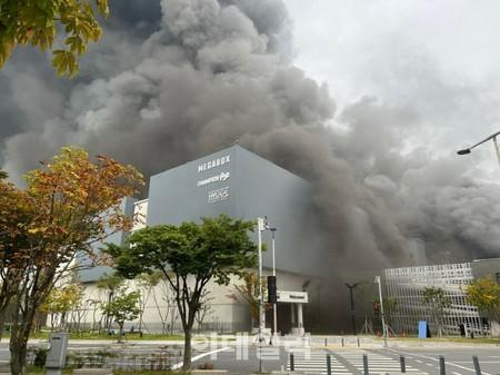 韓国・大田市アウトレットモールで火災、行政部長官が緊急指示「可能な限りの装備、人力動員し消火に注力」