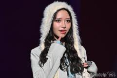 YouTuberコノリリ・コノミ、チューブトップ×“超ミニ”姿披露「美脚すぎる」「引き締まっててかっこいい」