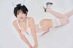南あみ、スケスケの超ハイレグバニーコスプレで美バスト＆鼠径部剝き出しショット公開