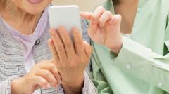 「親のスマホ講座」は帰省の恒例行事？実は「面倒」と「親孝行」の狭間で揺れる本音