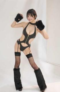 南あみ、変形水着姿で鼠径部が露わなスレンダー美ボディ大胆披露「マジ最高！」「最高にかわいらしい」