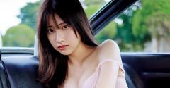 鈴木優香、レトロな車中でバラと共演…抜群のスタイルを披露