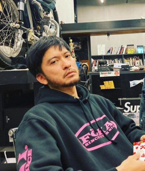 長瀬智也、男同士でサシ飲み！ワイルド髭でまったりタイム