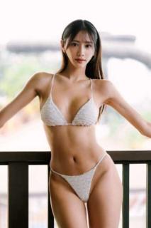 斎藤恭代、白ビキニ姿で見せた“最強レベルの曲線美”でファンを魅了「磨かれたボディが凄すぎる…」