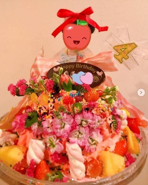 熊田曜子 次女への手作り誕生日ケーキに驚きの声「愛のあるド派手ケーキ」