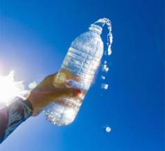 “水原性じんましん”など、水を含む40種類以上のアレルギーに苦しむ女性