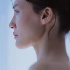 なにかと露出過多の綾瀬はるか【検証】上半身裸の不可解演出に｢なぜ裸？｣疑問の声｢ブラトップ外出｣はあり？