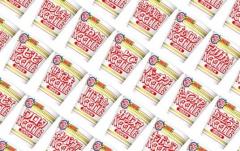 日清の本気（狂気？）が垣間見える? ナウい懐かしワード60種類を載せたカップヌードルの記念パッケージ
