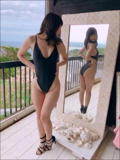 川崎あや、ﾊｲﾚｸﾞと美ﾋｯﾌﾟ同時見せ! ｾｸｼｰすぎる｢鏡ﾁｪｯｸ｣