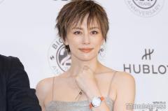 米倉涼子、大胆スリットから美脚全開 50歳は節目の年「努力と挑戦はし続けていきたい」のイメージ画像