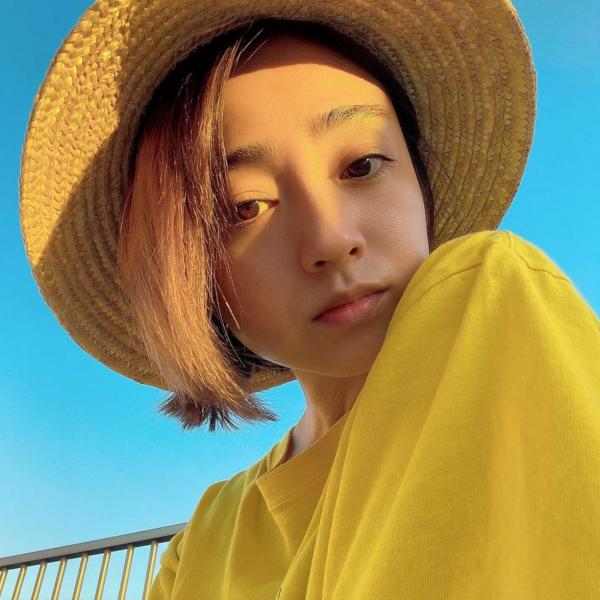 安達祐実、人気映画のTシャツ&ビーズアクセサリーでつくる。夏のリラックススタイル