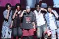 WILD BLUE、5人揃って“あっかんべー” ..