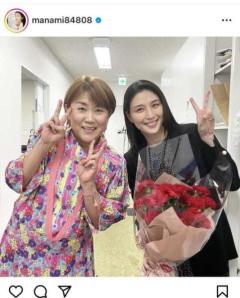 橋本マナミ、第2子妊娠を山田邦子が花束を持ってお祝い!幸せいっぱい笑顔のツーショットを公開のイメージ画像